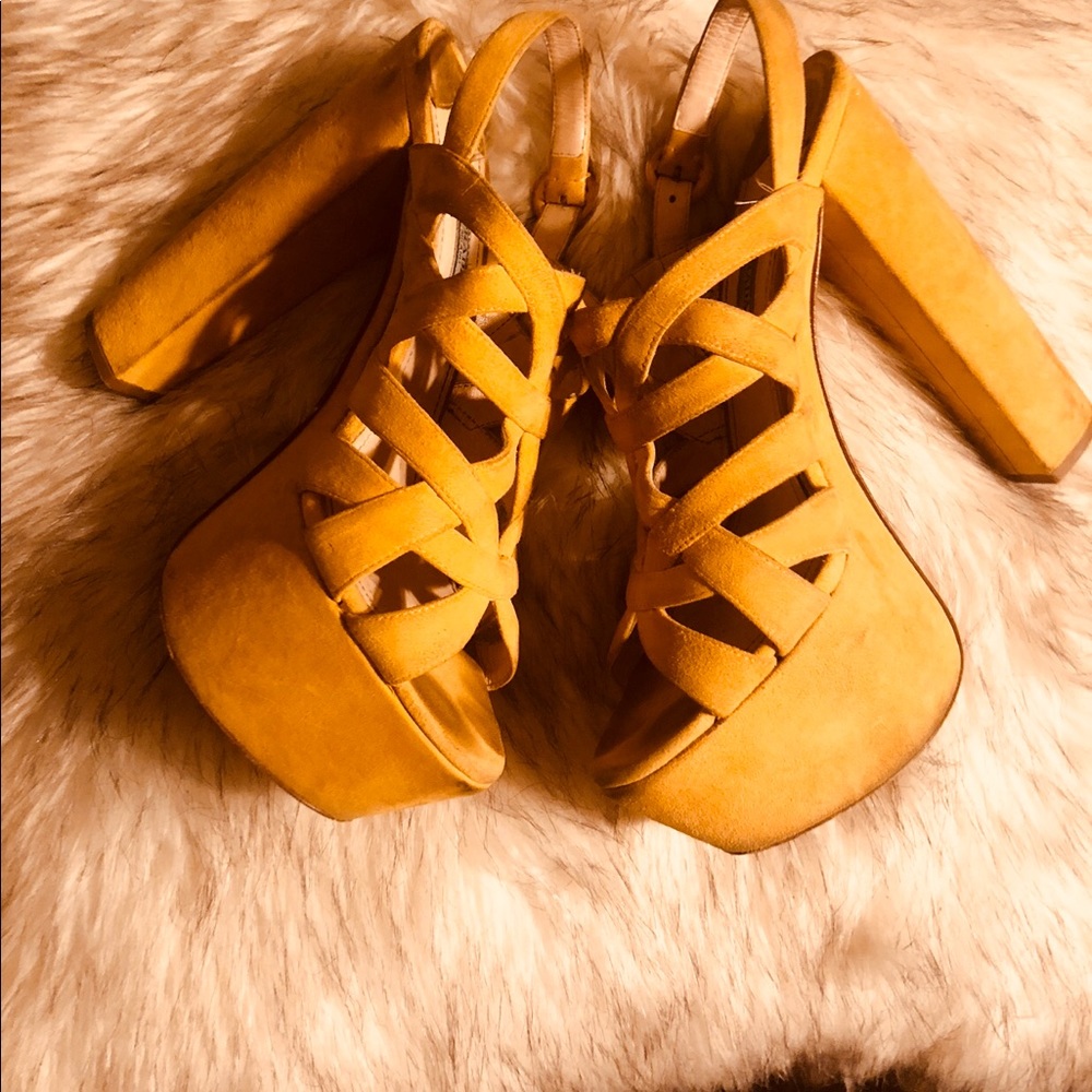 Prada - Picture 2 of 3